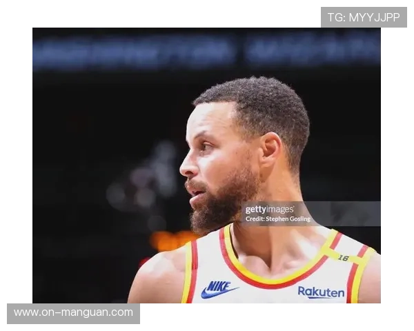 库里场边指导年轻球员，勇士替补席现温馨一幕